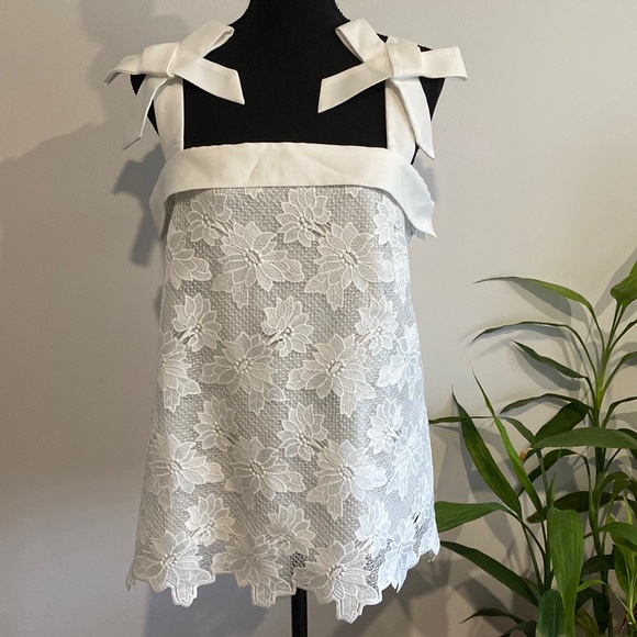 Banana Republic Tops - Banana Republic Limited Edition Women’s Top Lace XL White Polyester Pre Owned GC